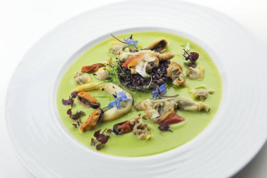 Yeşil sebze krem ve Brüksel lahanası karışık deniz ürünleri ile plaka