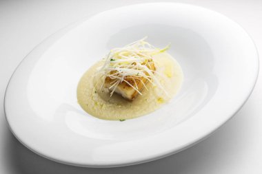 İzole balık yemek, Verona kereviz püresi ile kavrulmuş cod