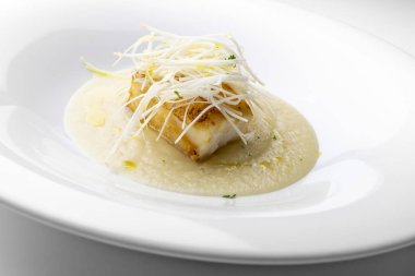 İzole balık yemek, Verona kereviz püresi ile kavrulmuş cod