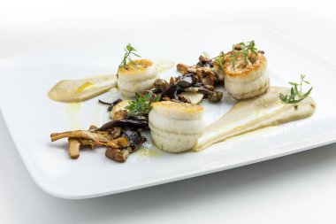 Tek fileto ile karışık mantar haddelenmiş izole balık yemek