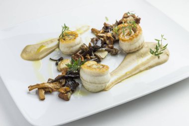 Tek fileto ile karışık mantar haddelenmiş izole balık yemek