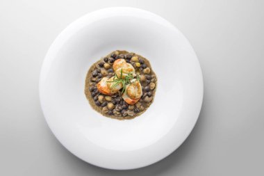 Üstten görünüm balık yemek beyaz ve siyah nohut çorbası ve tarak