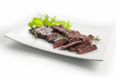 Kare beyaz tabak dilimli etek biftek ve biberiye