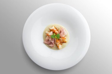 Tabak karides pişmiş jambon dilimleri ile üstten görünüm kremalı elması üzerinde