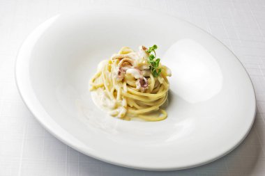 Spagetti peyniri karabiber ve kalamar ile izole makarna yemek