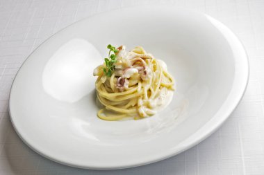 Spagetti peyniri karabiber ve kalamar ile izole makarna yemek