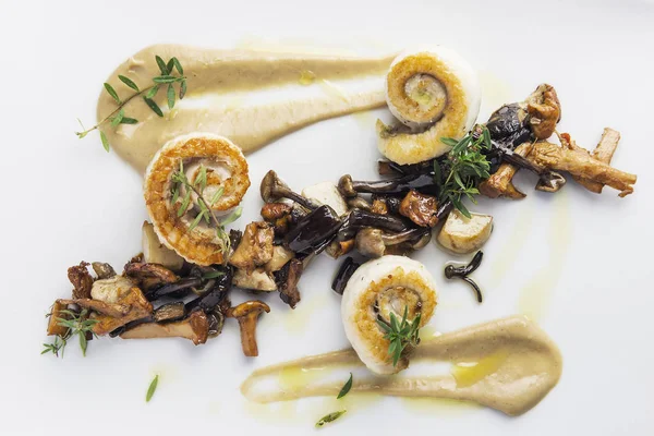 Üstten görünüm izole balık yemek ile karışık mantar haddelenmiş tek fileto