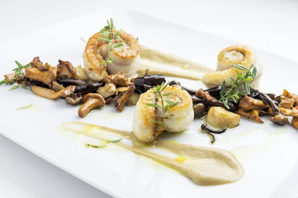 Tek fileto ile karışık mantar haddelenmiş izole balık yemek