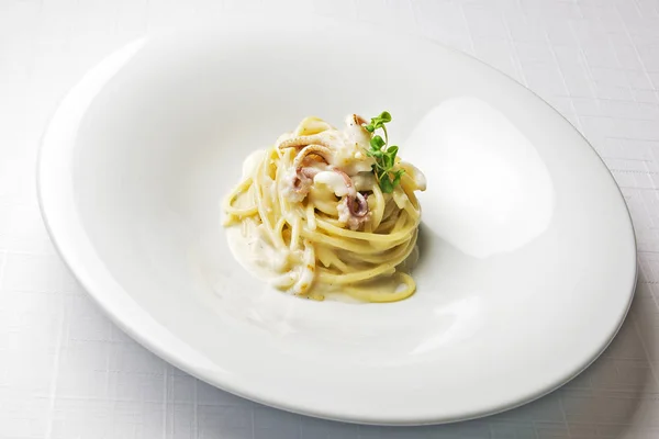 Białym Tle Naczynie Makaron Spaghetti Ser Pieprz Kalmary — Zdjęcie stockowe
