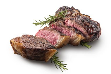 Beyaz arka plan üzerinde izole rosemary ile dilimlenmiş T-bone biftek