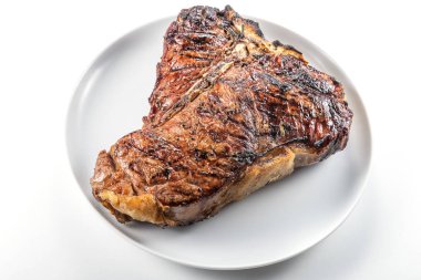 Bütün beyaz yuvarlak plakalı beyaz arka plan üzerinde izole T-bone biftek ızgara