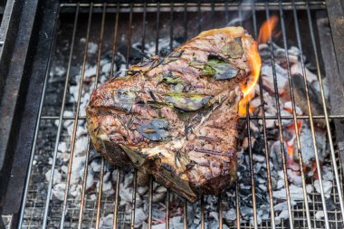 Bütün T-Bone steak Barbekü ızgarada pişirme