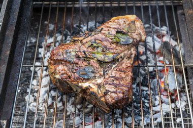 Bütün T-Bone steak Barbekü ızgarada pişirme