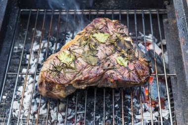 Bütün T-Bone steak Barbekü ızgarada pişirme