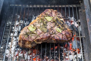 Bütün T-Bone steak Barbekü ızgarada pişirme