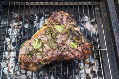 Bütün T-Bone steak Barbekü ızgarada pişirme