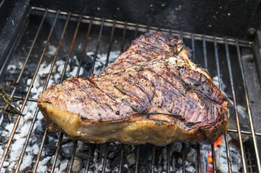 Bütün T-Bone steak Barbekü ızgarada pişirme