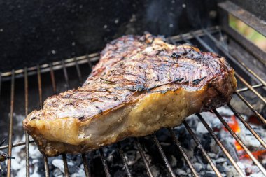 Bütün T-Bone steak Barbekü ızgarada pişirme