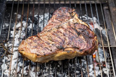 Bütün T-Bone steak Barbekü ızgarada pişirme