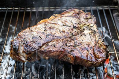 Bütün T-Bone steak Barbekü ızgarada pişirme