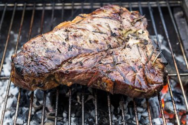 Bütün T-Bone steak Barbekü ızgarada pişirme