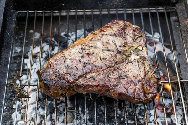 Bütün T-Bone steak Barbekü ızgarada pişirme