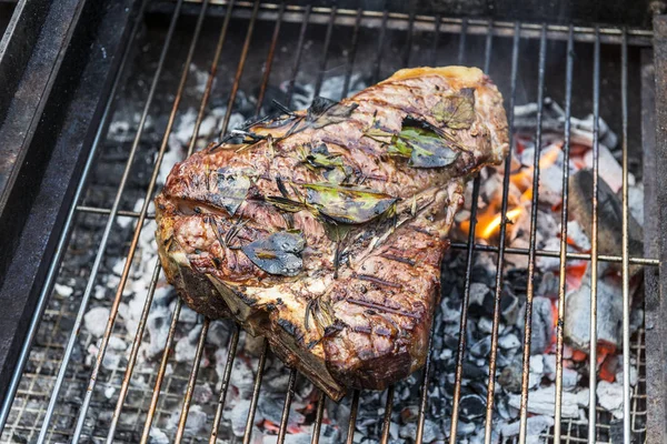 Σύνολο Bone Steak Μαγείρεμα Στη Σχάρα Του Μπάρμπεκιου — Φωτογραφία Αρχείου