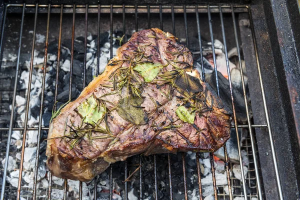 Bütün T-Bone steak Barbekü ızgarada pişirme