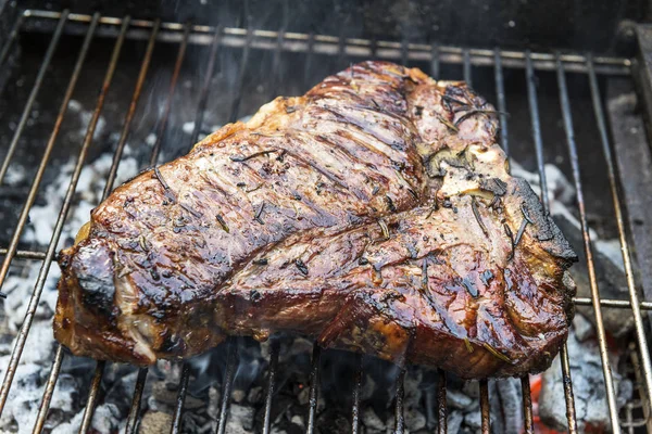 Bütün T-Bone steak Barbekü ızgarada pişirme