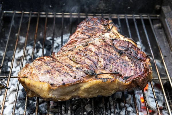 Bütün T-Bone steak Barbekü ızgarada pişirme