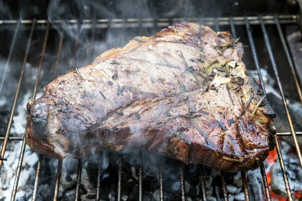 Bütün Bone Steak Barbekü Izgarada Pişirme — Stok fotoğraf