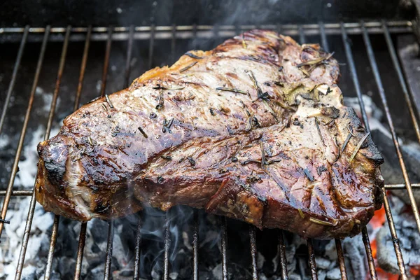 Bistecca Intera Bone Che Cucina Sulla Griglia Del Barbecue — Foto Stock