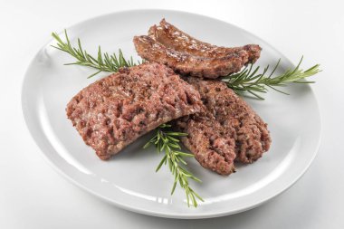 Beyaz arka plan üzerinde izole ızgara sosis ile yuvarlak beyaz yemek