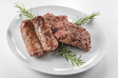 Beyaz arka plan üzerinde izole ızgara sosis ile yuvarlak beyaz yemek