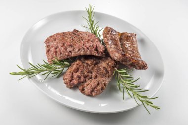 Beyaz arka plan üzerinde izole ızgara sosis ile yuvarlak beyaz yemek