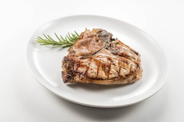 Domuz eti ızgara biftek pirzola ile çanak