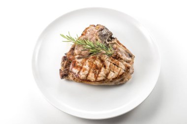 Domuz eti ızgara biftek pirzola ile çanak