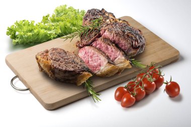 Dikdörtgen planlı Ahşap Doğrama tahtası ve beyaz arka plan üzerinde izole sebze Fiorentina T-bone biftek kesmek