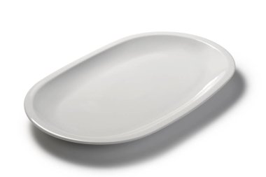 Boş beyaz oval tabak beyaz arka plan üzerinde izole