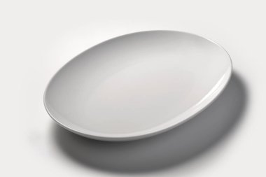 Boş beyaz oval tabak beyaz arka plan üzerinde izole