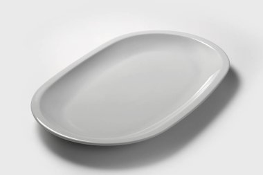 Boş beyaz oval tabak beyaz arka plan üzerinde izole