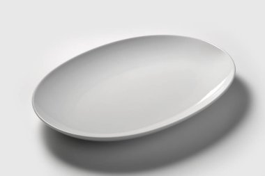 Boş beyaz oval tabak beyaz arka plan üzerinde izole