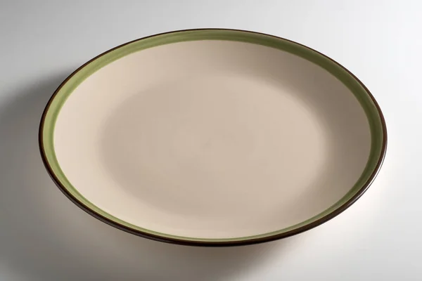 Assiette Ronde Vide Beige Avec Bordure Verte Brune Isolée Sur — Photo