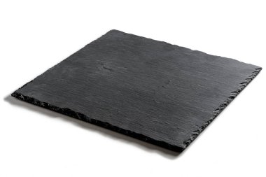 Boş tabak içinde siyah arduvaz beyaz arka plan üzerinde izole kare