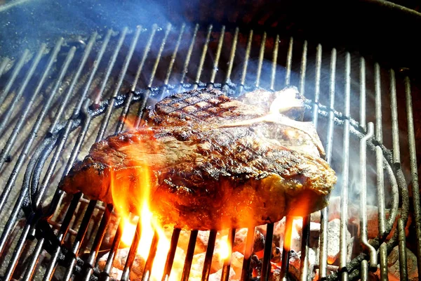 Porterhouse Bistecca Cuocere Sulla Griglia Del Barbecue — Foto Stock