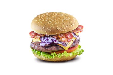 Hamburger peynir salata domates pastırma ve beyaz arka plan üzerinde izole lahana salatası ile