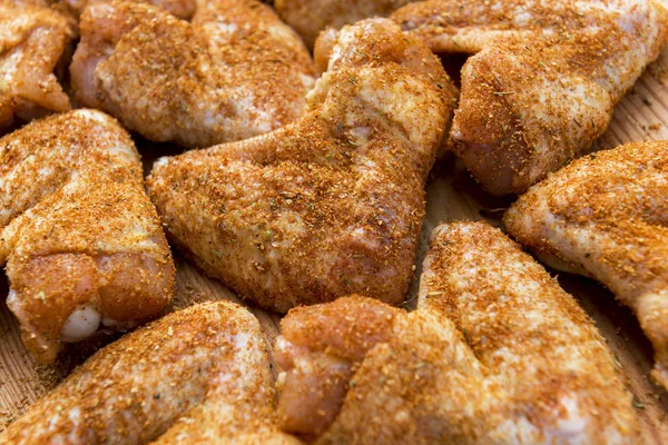 Smak Skrzydełka Kurczaka Przyprawami Aromaty Desce Krojenia — Zdjęcie stockowe