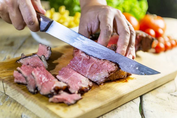 Schneiden Von Gegrilltem Rindersteak Auf Schneidebrett — Stockfoto