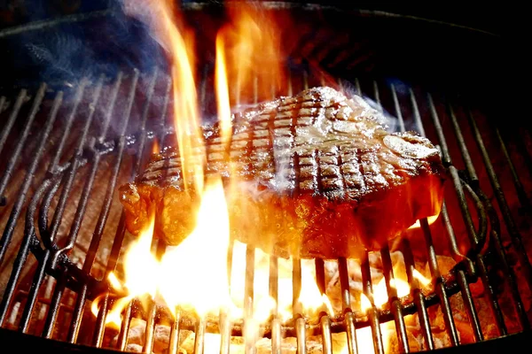 ポーターハウス ステーキ バーベキューのグリルで焼く — ストック写真
