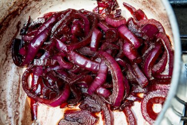 Ayrıntı Caramelized kırmızı soğan bir tencerede